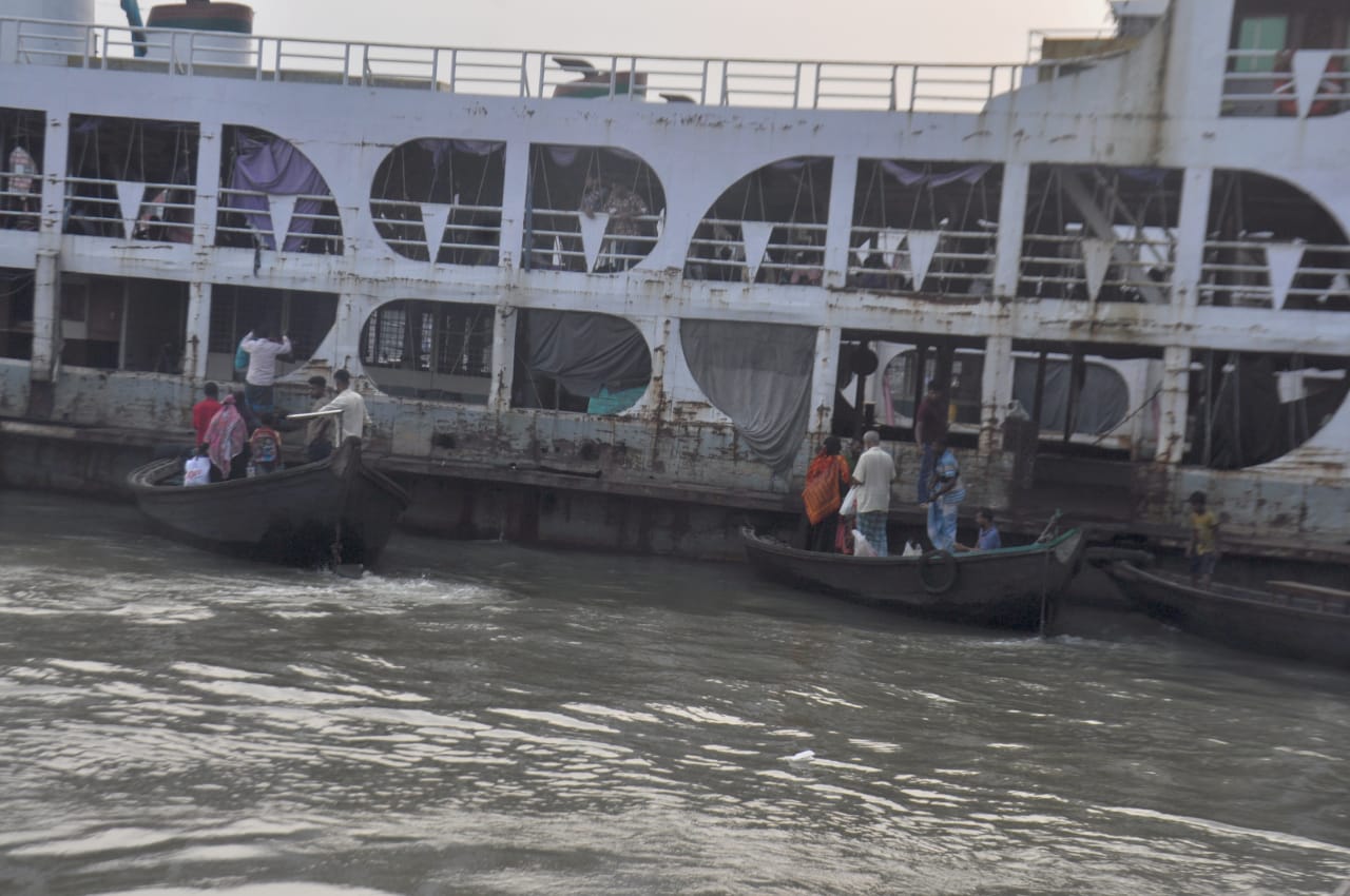 বুড়িগঙ্গা নদীতে কচুরিপানা জন্য নৌকা চালাতে হিমশিম খেতে হচ্ছে মাঝিদের। ছবিটি সদরঘাট লালকুঠি থেকে তোলা। ছবি: আব্দুর রহমান