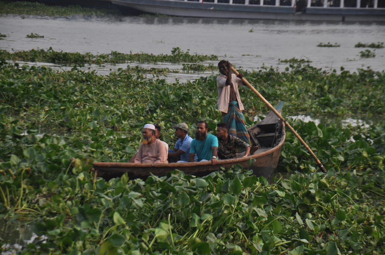 বুড়িগঙ্গা নদীতে কচুরিপানা জন্য নৌকা চালাতে হিমশিম খেতে হচ্ছে মাঝিদের। ছবিটি সদরঘাট লালকুঠি থেকে তোলা। ছবি: আব্দুর রহমান