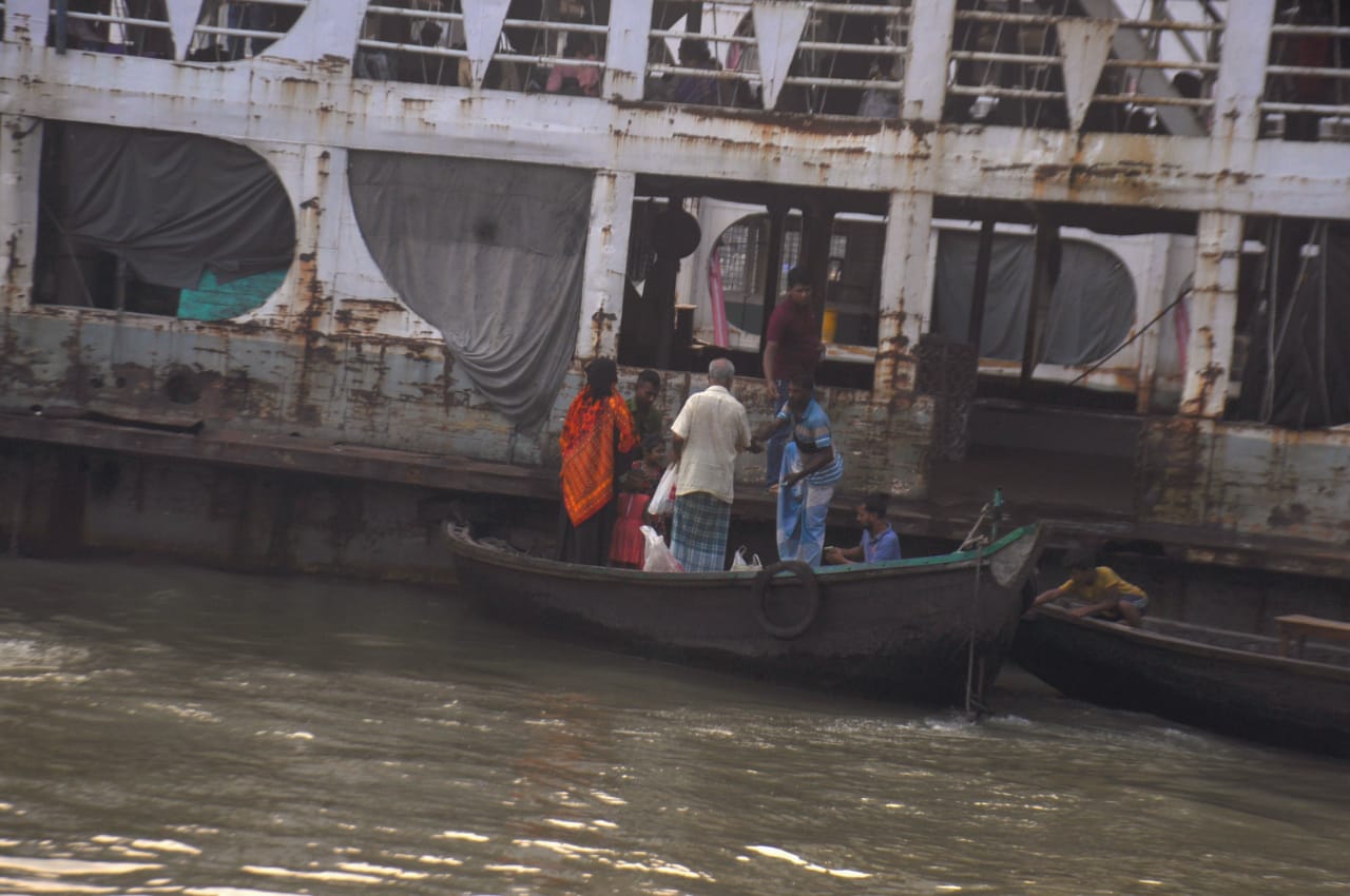 বুড়িগঙ্গা নদীতে কচুরিপানা জন্য নৌকা চালাতে হিমশিম খেতে হচ্ছে মাঝিদের। ছবিটি সদরঘাট লালকুঠি থেকে তোলা। ছবি: আব্দুর রহমান