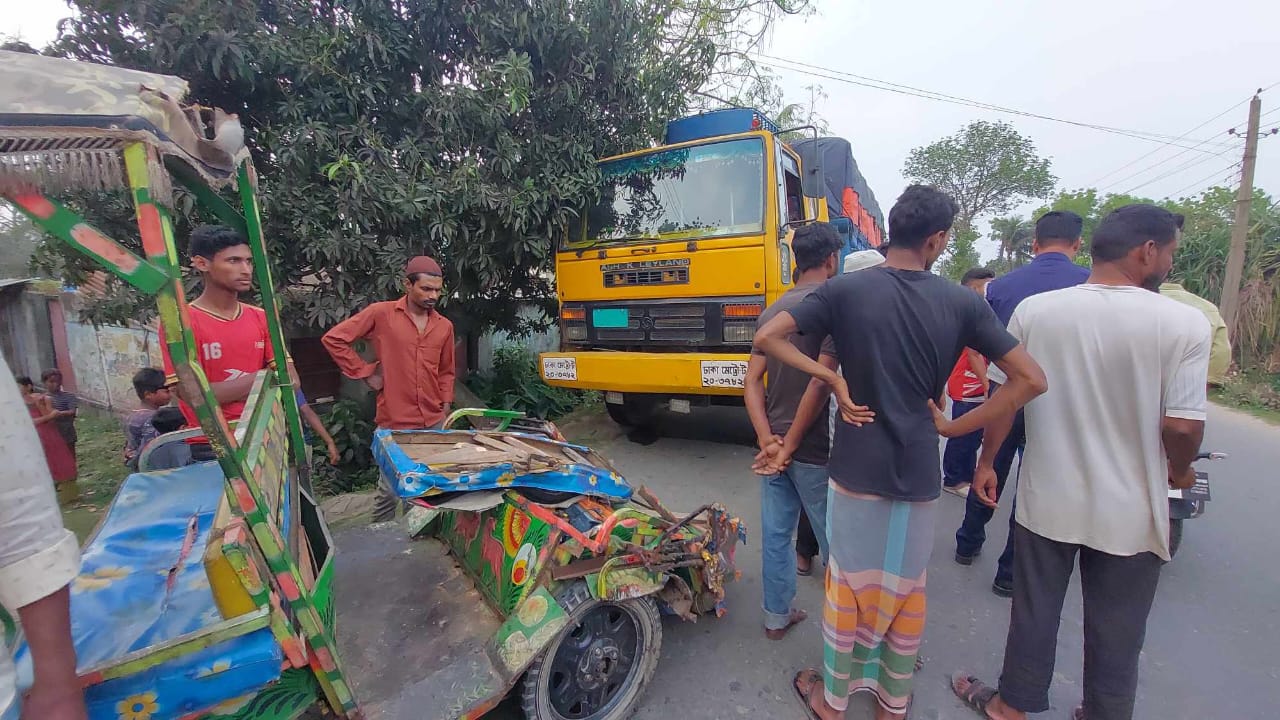 শেরপুরে ট্রাক-ব্যাটারিচালিত রিকশার সংঘর্ষে নারী-শিশুসহ আহত ৩