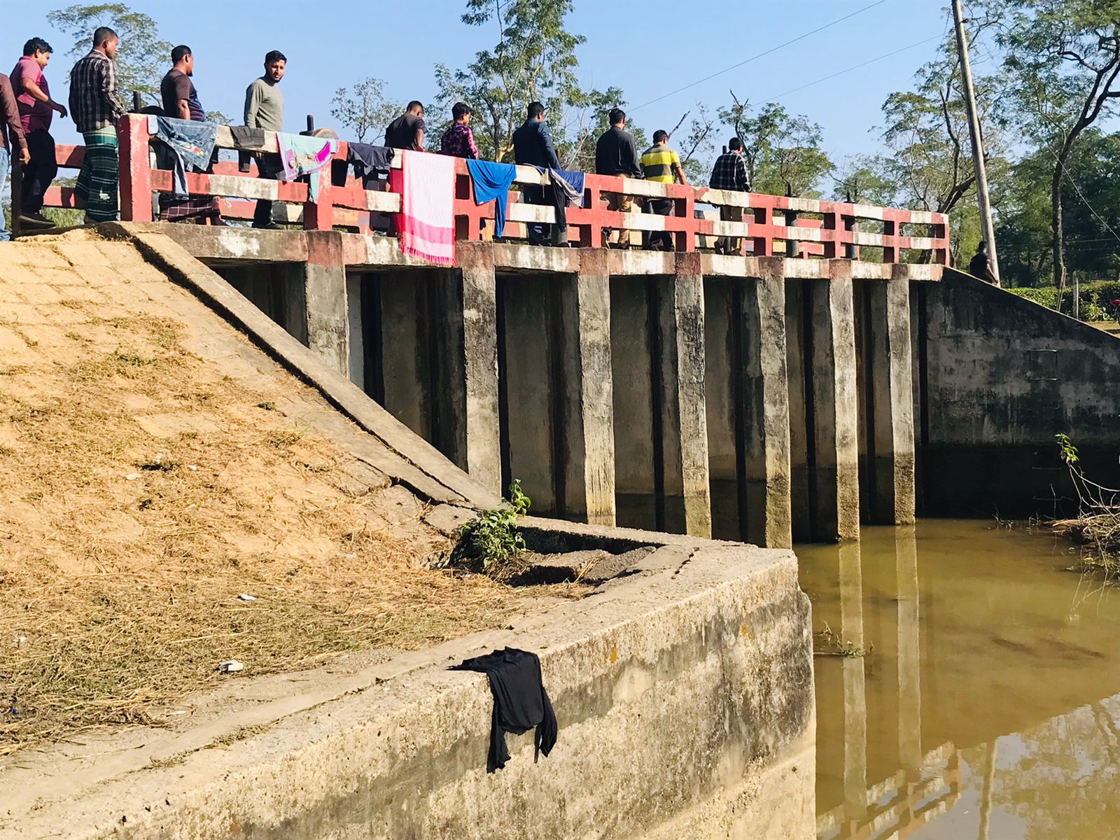 এখনও যুবলীগ নেতা জুয়েলের নেতৃত্বে অবৈধভাবে বালু উত্তোলন, নিরব প্রশাসন