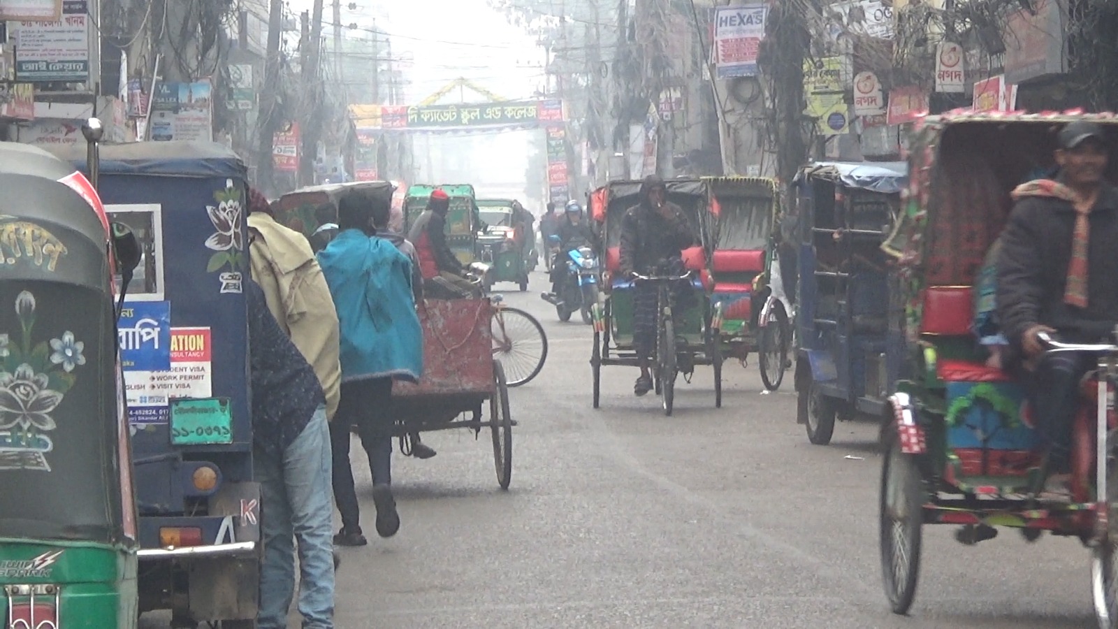 কুয়াশায় ঘেরা মৌলভীবাজারে রোদের দেখা নেই