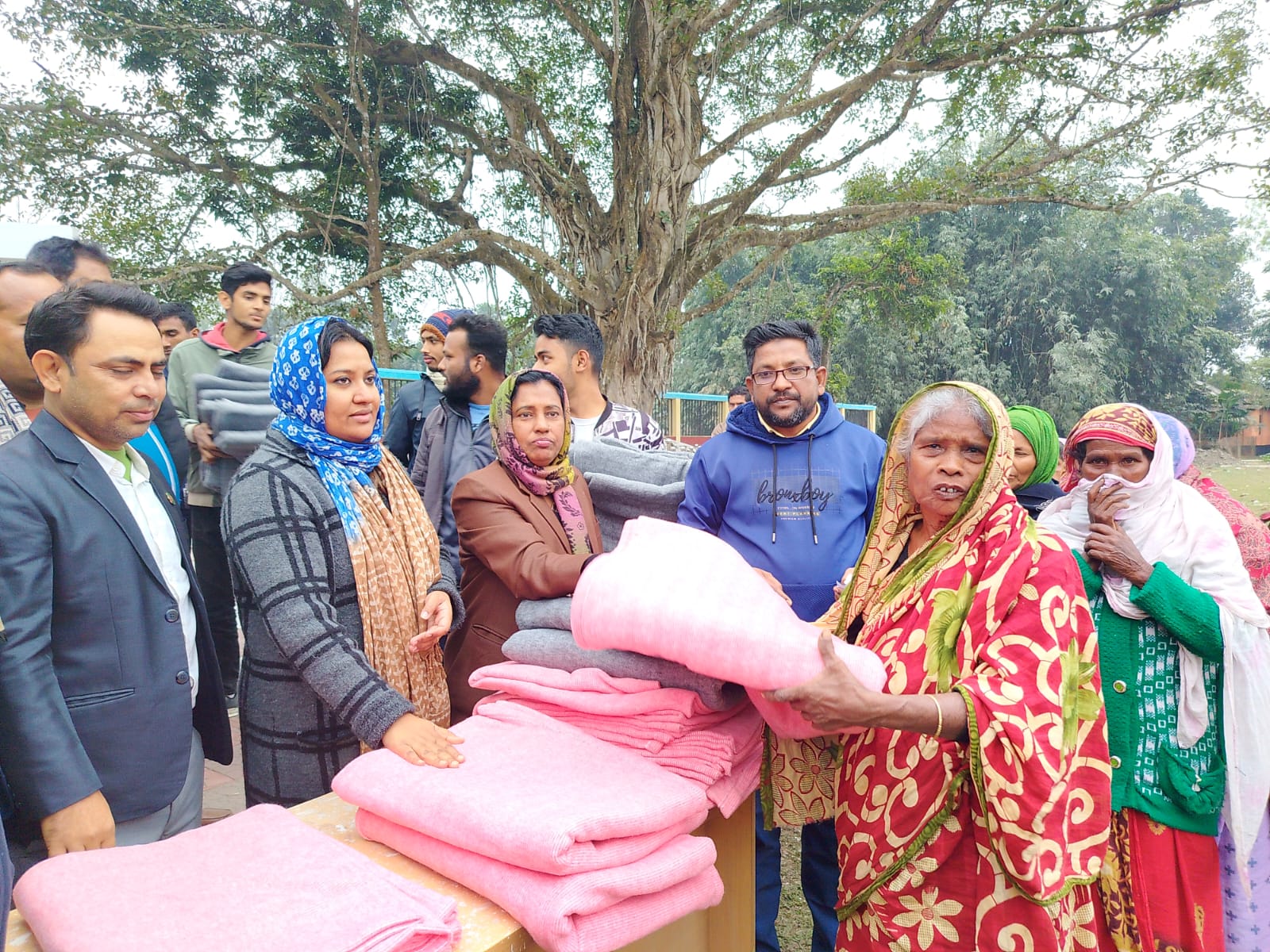 কালীগঞ্জে অসহায় মানুষদের মাঝে কম্বল বিতরণ করলেন ইউএনও