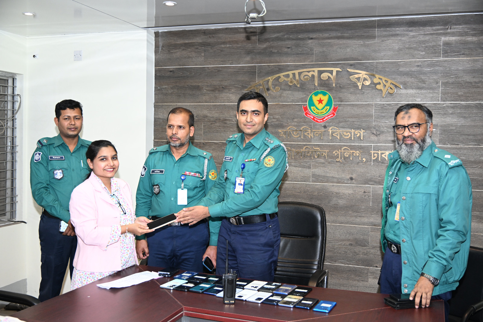 যেভাবে হারিয়ে যাওয়া ৩০টি মোবাইল  উদ্ধার করলো পুলিশ