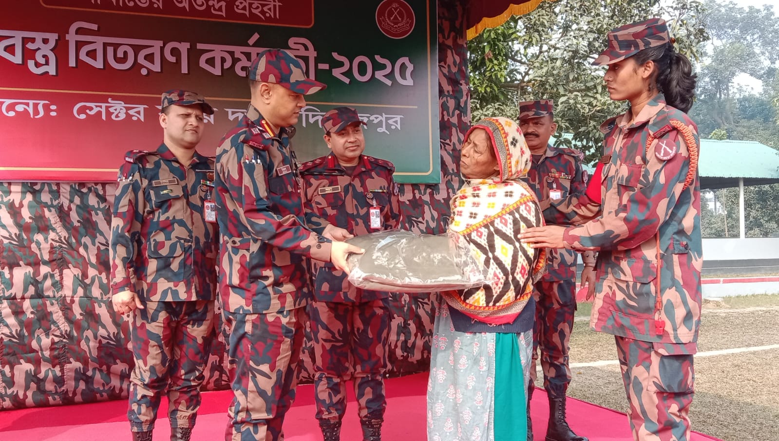 দিনাজপুর বিজিবির আয়োজনে শীতার্ত ও অসহায় মানুষের মাঝে শীতবস্ত্র বিতরণ