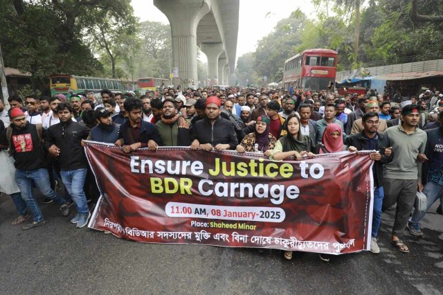 প্রধান উপদেষ্টার বাসভবনের দিকে পদযাত্রা শাহবাগে