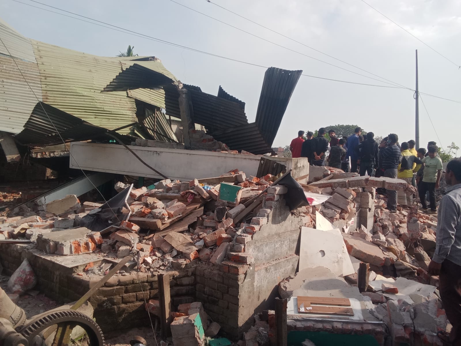 লালমনিরহাটে কোটি টাকার অবৈধ স্থাপনা গুড়িয়ে দিল রেলওয়ে কর্তৃপক্ষ