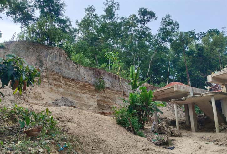 পাহাড় খেকো তিন ভাইয়ের নেতৃত্বে বহুতল ভবন নির্মাণ!